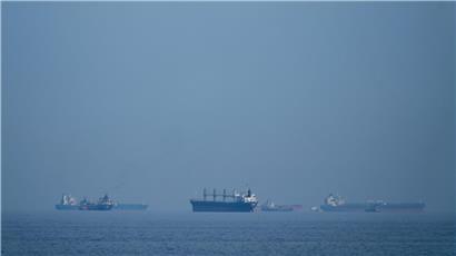 Öltanker und Frachtschiffe in der strategisch wichtigen Straße von Hormus bei klarem Himmel