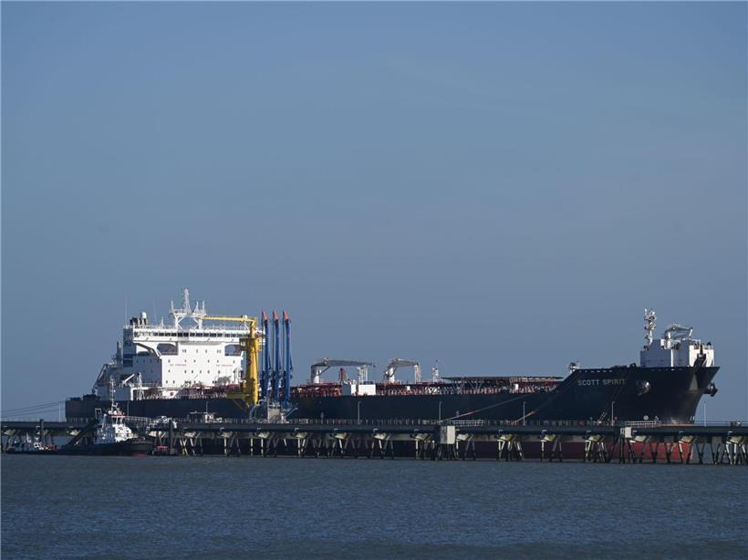 Öltanker und Frachtschiffe warten in der strategisch wichtigen Straße von Hormus auf Passage