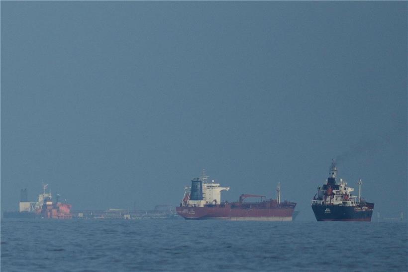 Öltanker und Frachtschiffe aufgereiht in der strategisch wichtigen Straße von Hormus bei klarem Himmel