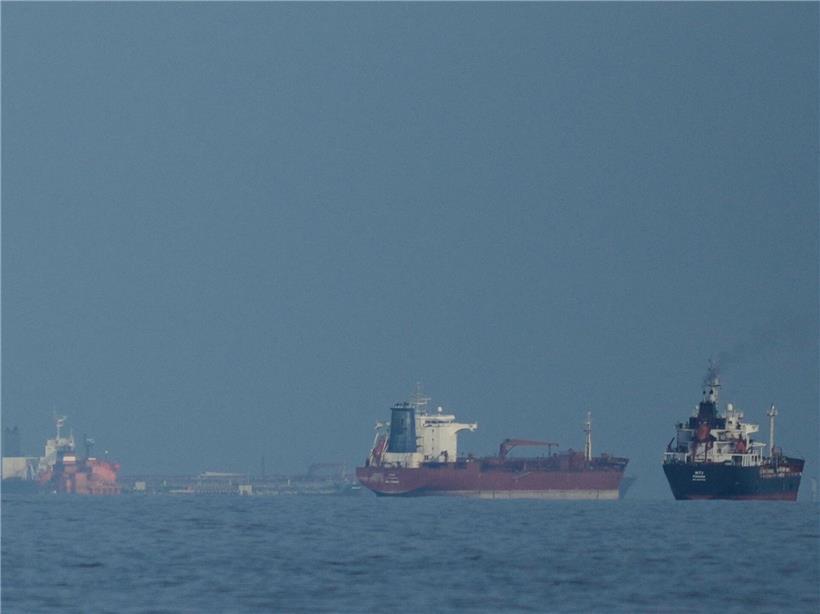 Öltanker und Frachtschiffe in der Straße von Hormus warten in einer langen Schiffsparade auf Durchfahrt