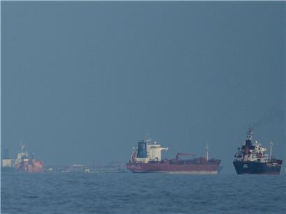 Öltanker und Frachtschiffe warten in der strategisch wichtigen Straße von Hormus auf ihre Weiterfahrt