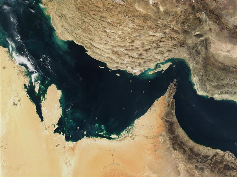 Öltanker und Frachtschiffe in der Straße von Hormus bei Khor Fakkan, maritime Schifffahrt und Hafenverkehr am Persischen Golf