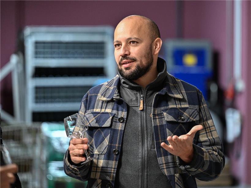 Önologe Jean Cao berät Experten bei Weinprojekt, steht beratend mit Fachwissen zur Seite.