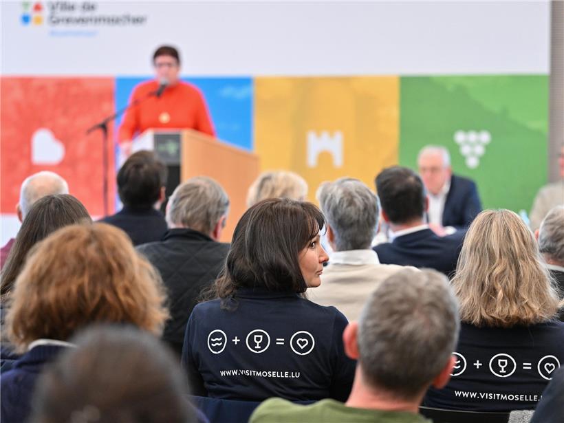 Oenotourismus an der Mosel: Touristen genießen Wein, Natur und Wasser in der malerischen Weinregion