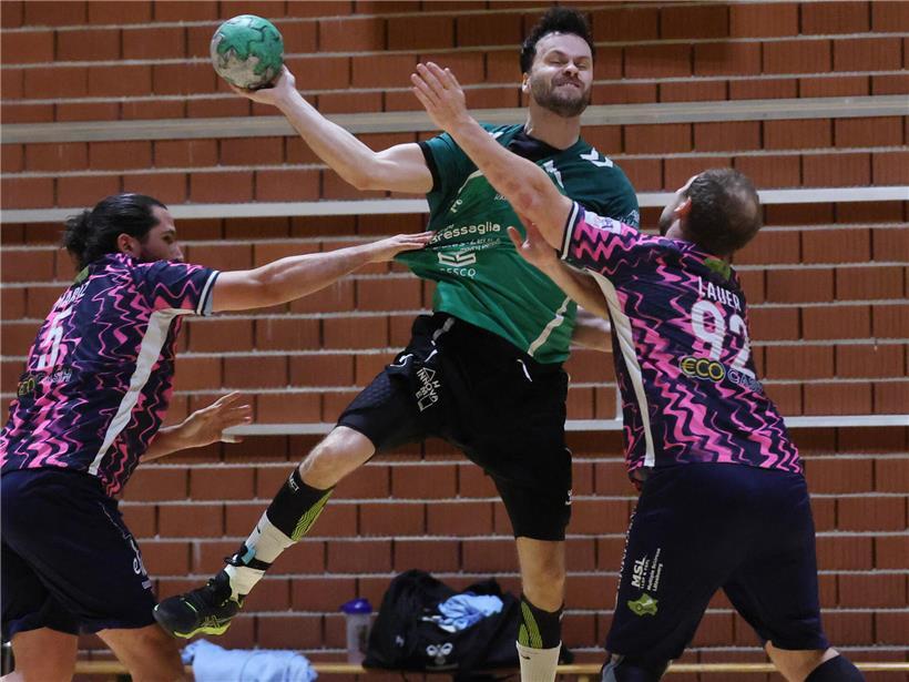 Ognjen Jokic (HBK) springt zum Wurf gegen Jeff Mariz (5) und Jérôme Lauer im Handballspiel