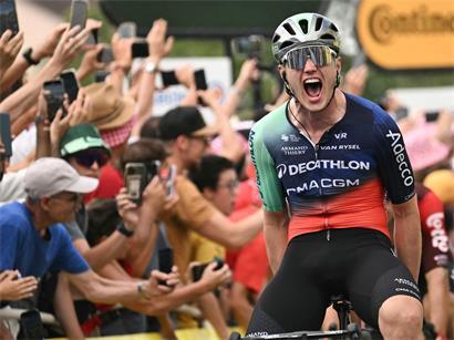 Olav Kooij feiert jubelnd seinen ersten Tour de France-Etappensieg in Pau am Mittwoch