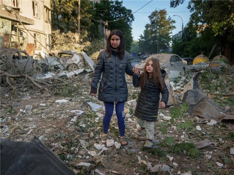 Olga Mudra und Tochter Natalia im Hof ihres bei russischem Angriff beschädigten Hauses in Kiew
