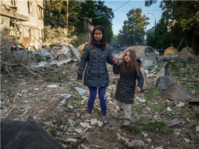 Olga Mudra und Tochter Natalia im Hof ihres bei russischem Angriff beschädigten Hauses in Kiew