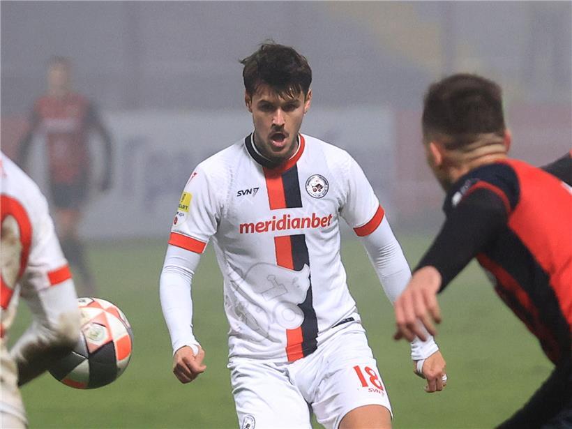 Olivier Thill schaut nachdenklich, mögliche neue Arbeitgeber für Fußballkarriere suchend