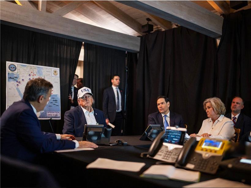 Donald Trump im War Room mit „Operation Epic Fury“-Kappe, Symbol für Amerikas Krieg gegen den Iran