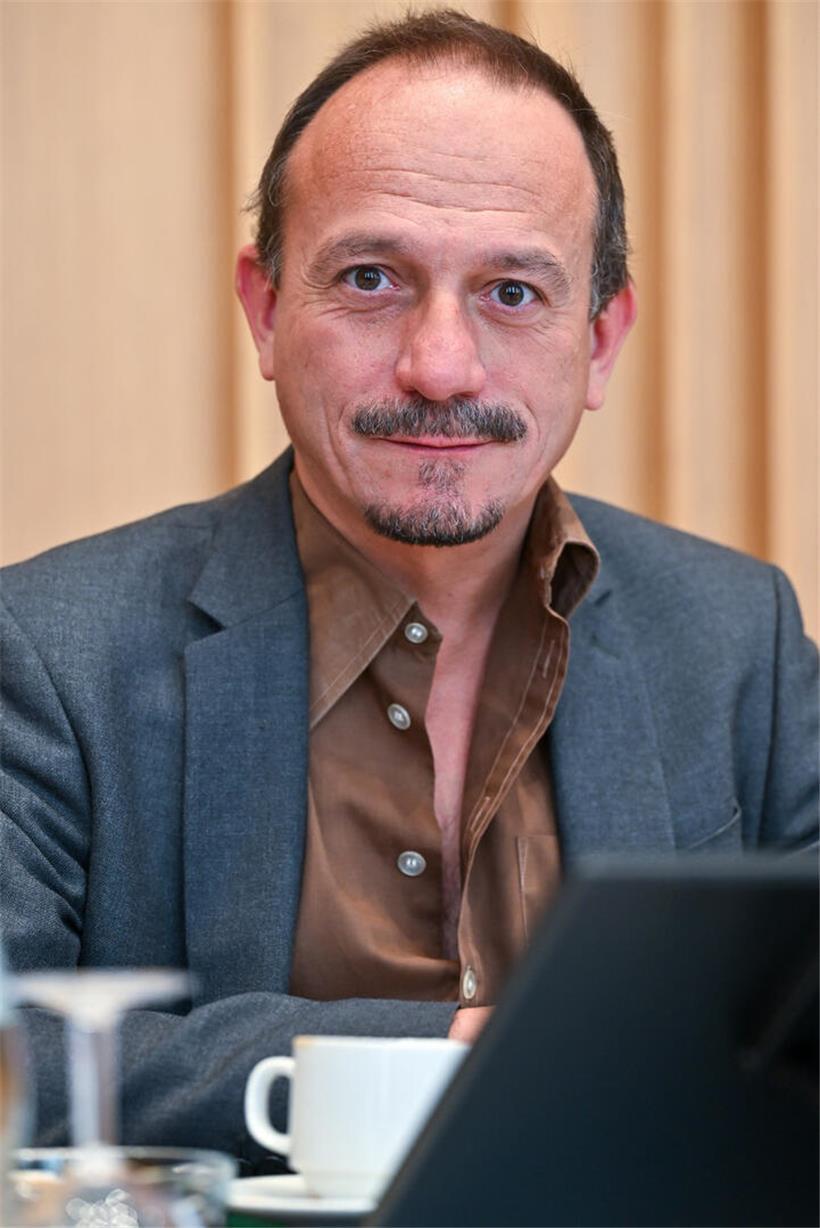 Oppositionsrat Marc Baum von déi Lénk kritisiert scharf das Konzept der „Joyeuse Entrée“ im politischen Kontext