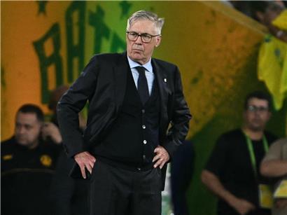 Carlo Ancelotti lächelnd und optimistisch während eines Fußballspiels auf der Trainerbank