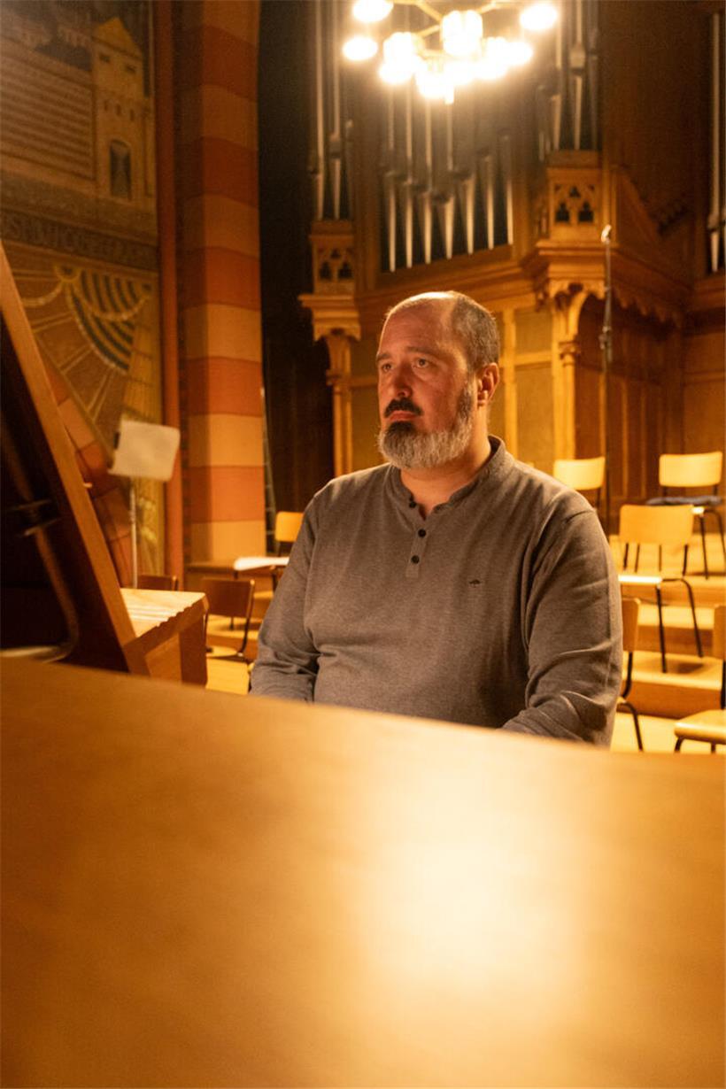 Organist Laurent Felten spielt Zeltik-Prelude an der großen Orgel in der Kirche St. Martin