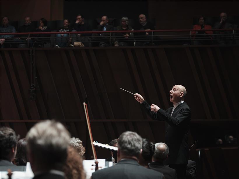 Paavo Järvi dirigiert das Orchester bei einem besonderen Konzertabend voller musikalischer Emotionen
