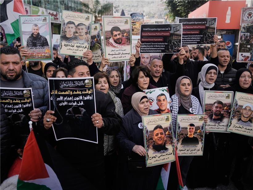 Palästinensische Demonstranten in Nablus protestieren gegen israelische Todesstrafe für Terroristen