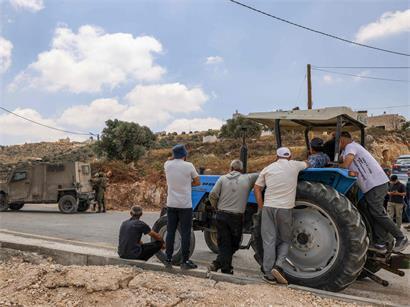 Palästinensische Bauern im Westjordanland werden von israelischen Sicherheitskräften beim Betreten ihres Landes nahe radikal-jüdischem Siedleraußenposten gestoppt