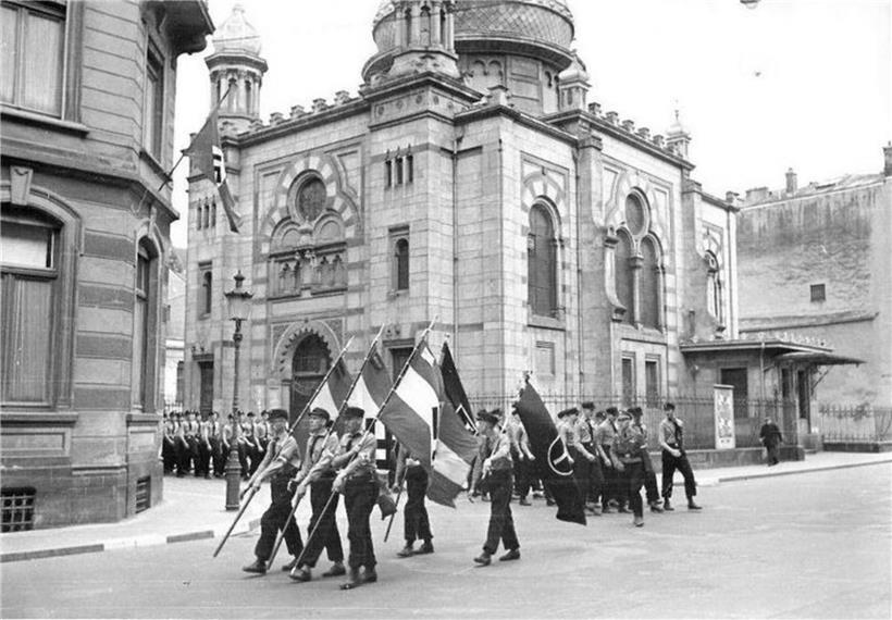 Nazistische Parade vor Synagoge in Luxemburg-Stadt 1941 während des Zweiten Weltkriegs