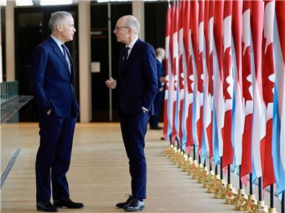 Mark Carney und Luc Frieden bei Treffen, symbolisieren Partnerschaft und gemeinsame Werte zwischen Kanada und Luxemburg