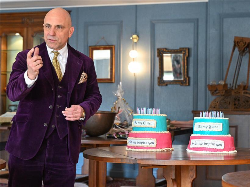 Pascal Zimmer präsentiert stilvolles Hotelinterieur zum Geburtstag mit festlicher Dekoration und elegantem Ambiente