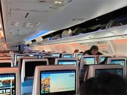 Passagiere an Bord des umgeleiteten flydubai-Flugs FZ 1073 vor dessen Abflug nach Tel Aviv 