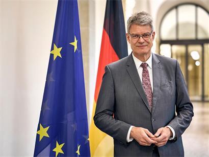 Patrick Schnieder (CDU), Bundesminister für Verkehr, steht nach einem Interview mit der Deutschen Presse-Agentur (dpa) im Bundesministerium für Verkehr