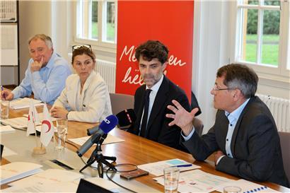 Paul Bach, Guillaume Steichen, Catherine Gapenne und Michel Simonis bei offizieller Help und Croix-Rouge Übergabeveranstaltung