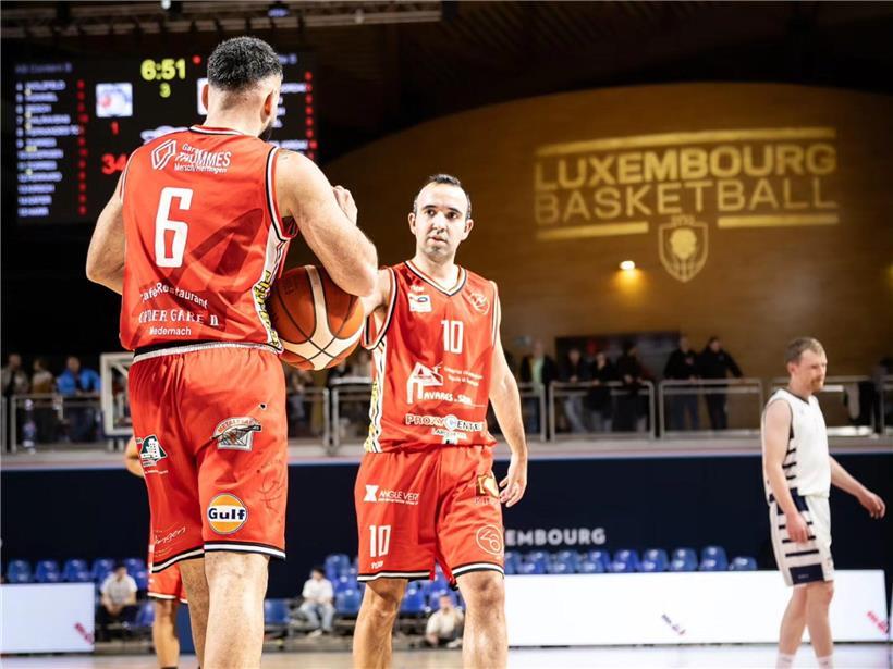 Pedro Nunes feiert mit Arantia alle Coupe-FLBB-Titel, Teamfoto mit Pokalen und jubelnden Spielern