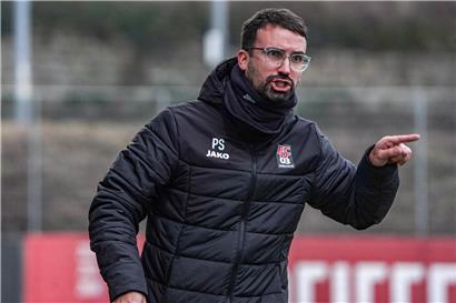 Pedro Silva übernimmt D03 Fußballteam zu Saisonbeginn in dynamischer Trainingsszene