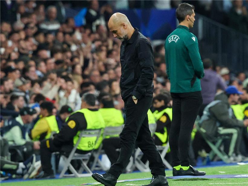 Pep Guardiola enttäuscht und unter Druck stehend bei Fußballspiel, Kritik an Trainerleistung und Taktik