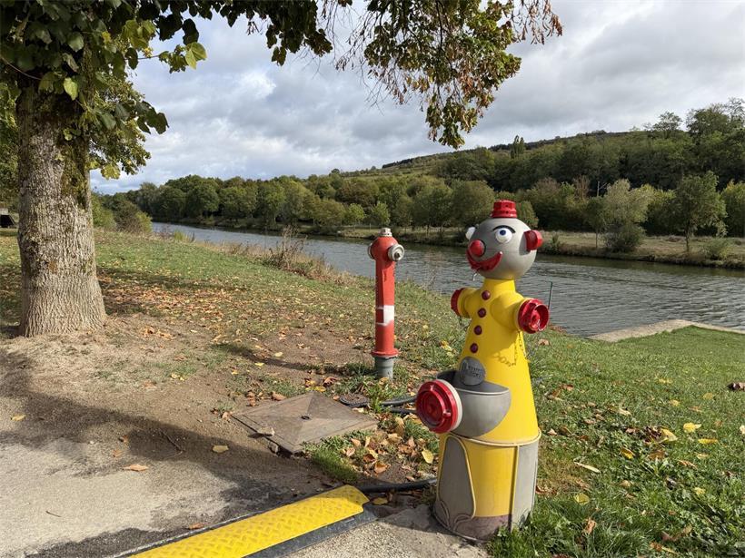 „Pepino“ steht an der Mosel nahe dem „Parking Laangwiss“ und einem Spielplatz