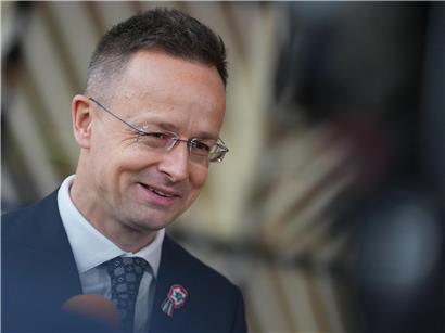 Peter Szijjarto, ungarischer Außenminister, spricht vor blauem Hintergrund bei internationaler Konferenz