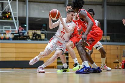 Philippe Arendt mit Sparta-Team jubelnd an der Tabellenspitze der Fußballliga