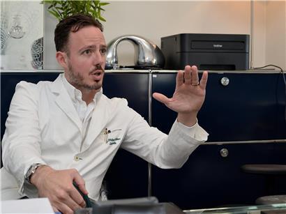 Philippe Wilmes vor zehn Jahren in seiner Praxis im Hôpital Kirchberg, Luxemburg, medizinischer Facharzt im HRS