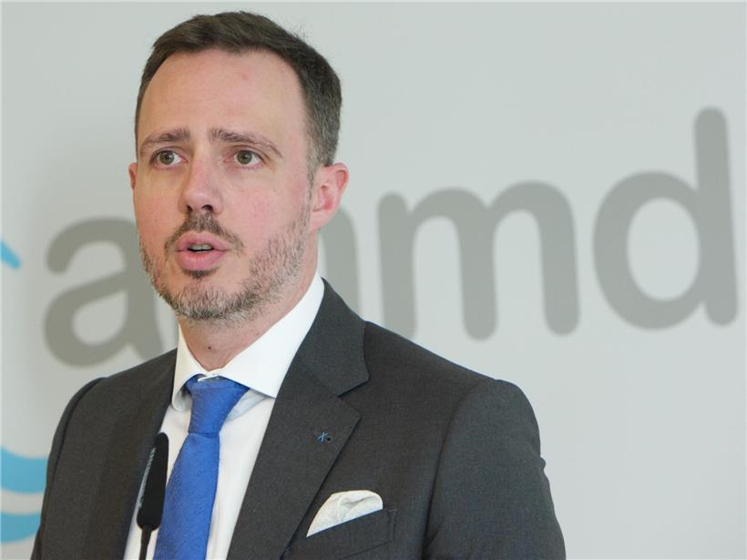 Porträt von Philippe Wilmes, ehemaliger Arzt, nach Vorwürfen unnötiger Knieoperationen von RTL entlassen