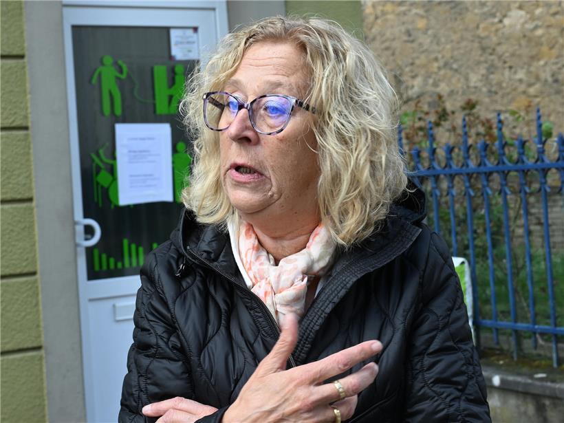 Pianistin Fernande Pletschette lächelt optimistisch nach positiver Nachricht, Symbol für Zuversicht und musikalische Zukunft