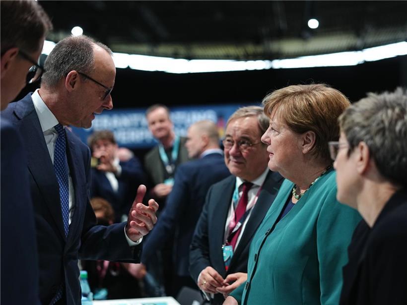 Friedrich Merz und Angela Merkel im Gespräch, umgeben von Armin Laschet und Annegret Kramp-Karrenbauer beim CDU-Parteitag