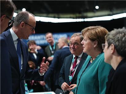 Friedrich Merz und Angela Merkel im Gespräch, umgeben von Armin Laschet und Annegret Kramp-Karrenbauer beim CDU-Parteitag