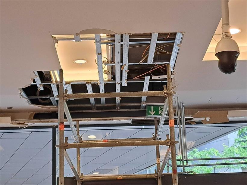 Wasser tropft von der Decke während plötzlicher Deckenleckage im Innenraum