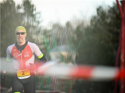 Pol Flesch bei der Titelverteidigung im Wettkampf mit entschlossenem Blick und dynamischer Pose