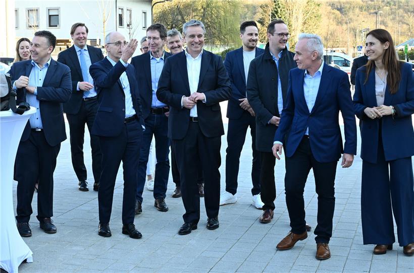 Politiker besichtigen moderne Wohnung bei öffentlicher Wohnungsschau zur Förderung nachhaltigen Wohnungsbaus