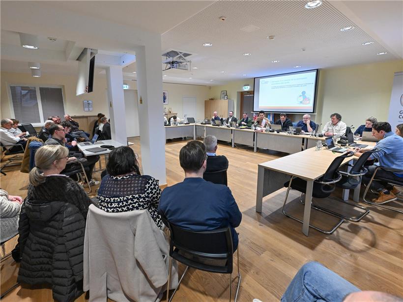 Politiker und Bürger im Gemeindesaal bei Diskussion und Dialog zu kommunalpolitischen Themen