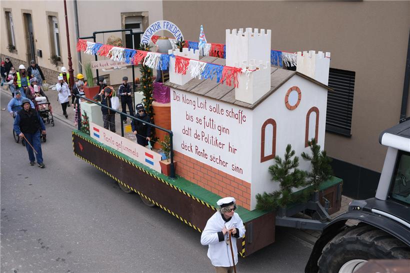 Politische Karikatur „Dikator Frieden“ verbindet Musik und Massenstimmung in gesellschaftskritischem Kontext