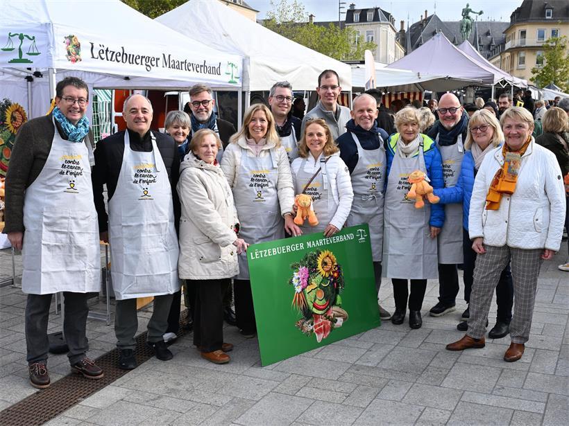 Politische Vertreter halfen am Samstag beim „Stater Maart“ an den Marktständen aus