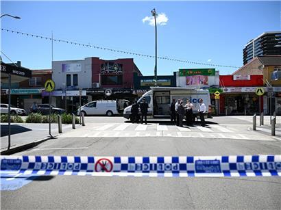 Polizei und Forensiker untersuchen Tatort nach Messerangriff, Spurensicherung bei Kriminalfall im Einsatz