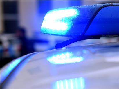 Polizeibeamte entdecken realistisch aussehende Granate bei Einsatz zur öffentlichen Sicherheit