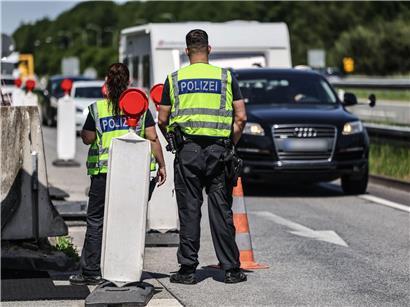 Bundespolizei kontrolliert Verkehr am deutsch-niederländischen Grenzübergang zur Sicherheit und Grenzkontrolle