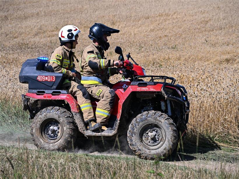 Polnische Feuerwehrleuite nahe der Absturzstelle im polnischen Tarnawa Kolonia