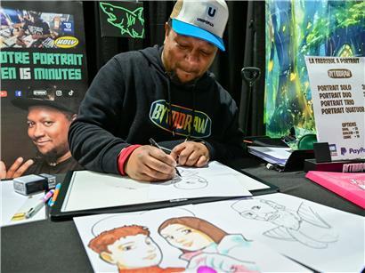 Pikachu und seine Freunde versammeln sich fröhlich bei einem farbenfrohen Pokémon-Event draußen