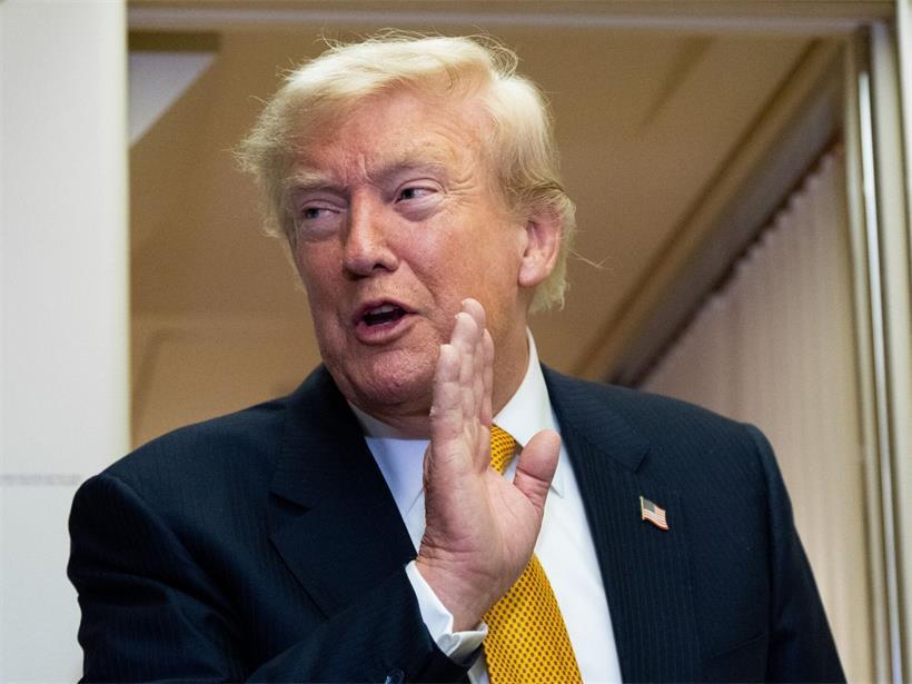 Präsident Donald Trump spricht nach Landung auf RAF Mildenhall US-Luftwaffenstützpunkt an Bord der Air Force One mit Reportern