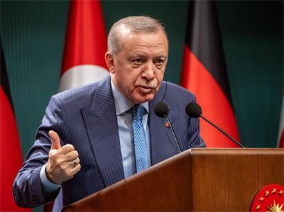 Recep Tayyip Erdoğan, Präsident der Türkei, bei einer offiziellen Ansprache vor neutralem Hintergrund